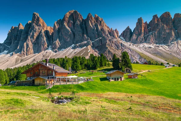 Acogedores chalets alpinos con cordilleras nevadas en Dolomitas, Italia —  Fotos de Stock