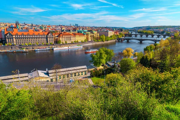 Panorama spettacolare della città con ponti e fiume, Praga, Repubblica Ceca — Foto Stock