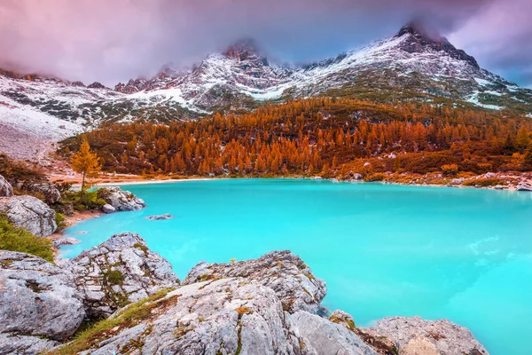 Montanhas nebulosas com lago glaciar alpino turquesa, Sorapis, Dolomites, Itália — Fotografia de Stock