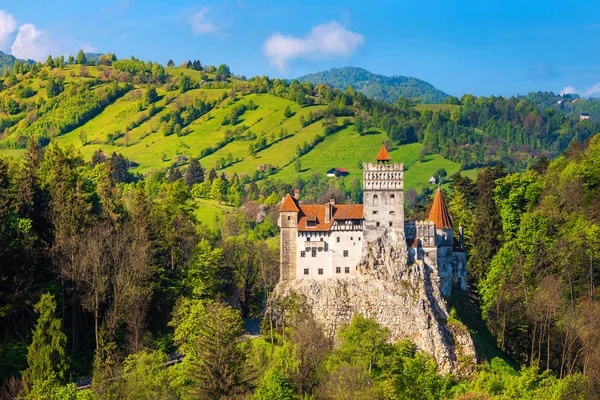 Spectaculaire Dracula kasteel in de buurt van Brasov, Bran, Transsylvanië, Roemenië, Europa — Stockfoto