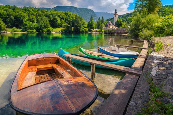 Spektakulärer alpiner See und bunte Kanus, Bohinjer See, Slowenien, Europa — Stockfoto