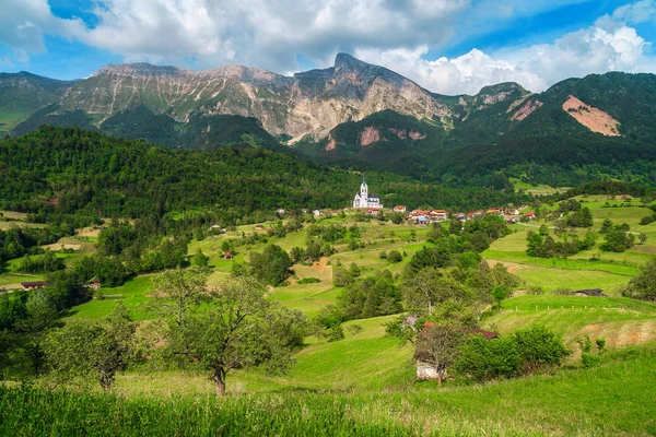 Lenyűgöző nyári alpesi táj Dreznica falu, Szlovénia, Európa — Stock Fotó