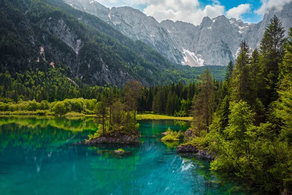Paysage des Alpes juliennes avec lac Fusine et mont Mangart, Italie — Photo
