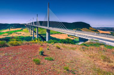 Fransa 'nın ünlü binası ve simgesi. Millau 'nun tarlalar ve vadi üzerindeki vizesi, Aveyron bölgesi, Fransa, Avrupa
