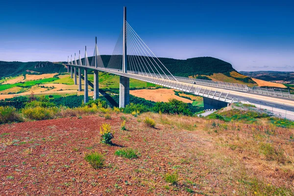 Beroemd Gebouw Bezienswaardigheid Frankrijk Viaduct Van Millau Velden Vallei Aveyron — Stockfoto