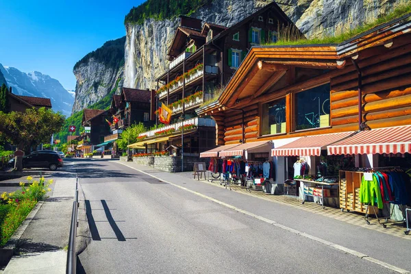 迷人的街道以体育商店和高斯塔布巴赫瀑布为背景 Lauterbrunnen Bernese Oberland Switzerland Europe有漂亮街道的传统木制房屋 — 图库照片