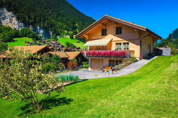 Nettes Holzhaus Mit Blühender Terrasse Und Kleinem Gemüsegarten Schweiz Europa — Stockfoto