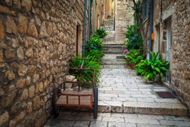 Taş evleri olan fantastik dar bir cadde. Kırsal ortaçağ dar sokağı, Hvar kasabası, Hvar adası, Dalmaçya, Hırvatistan, Avrupa