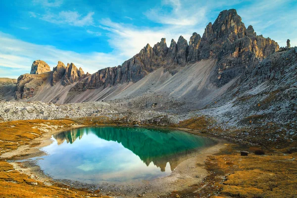 雄伟的高山景观 绿松石山湖 拉戈迪皮亚尼 意大利多洛美地拉瓦雷多峰附近水域中的帕特里诺山脊反射 — 图库照片