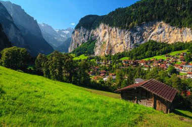 Lauterbrunnen, Bernese Oberland, İsviçre, Avrupa 'da şelaleleri olan yeşil tarlalar ve derin vadiler