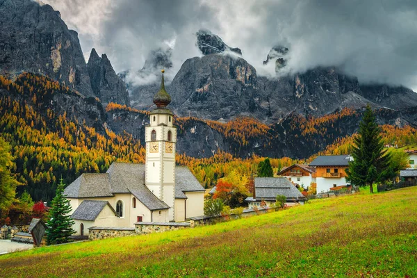 素晴らしい高山の村 コロフォスコ ドロミテ イタリア ヨーロッパのかわいい教会と見事な秋の山の風景 — ストック写真
