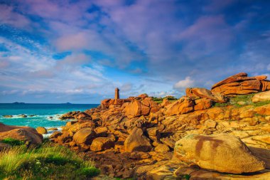 Ploumanach, Perros Guirec, Brittany, Fransa, Avrupa 'daki kayalık Atlantik okyanus kıyısındaki şirin deniz feneri
