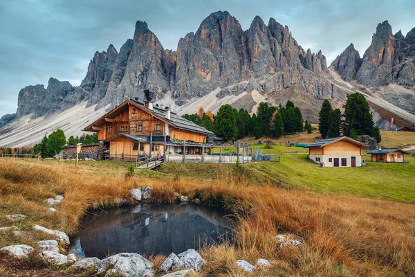 Schilderachtige Herfst Alpine Landschap Schattige Houten Chalets Klein Meer Met — Stockfoto