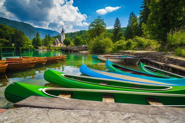 Bunte Kanus Kajaks Und Hölzerne Ruderboote Auf Dem See Freizeit — Stockfoto