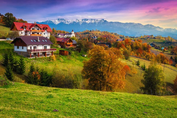 壮大な庭園と背景に高い雪の山と人気の農村観光地 丘の上に落葉樹や家を持つ秋の風景 マグラ トランシルヴァニア ルーマニア ヨーロッパ — ストック写真