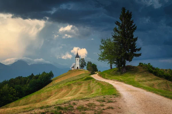 Bewölkte Landschaft Mit Netter Kirche Auf Dem Hügel Alpine Landschaft — Stockfoto