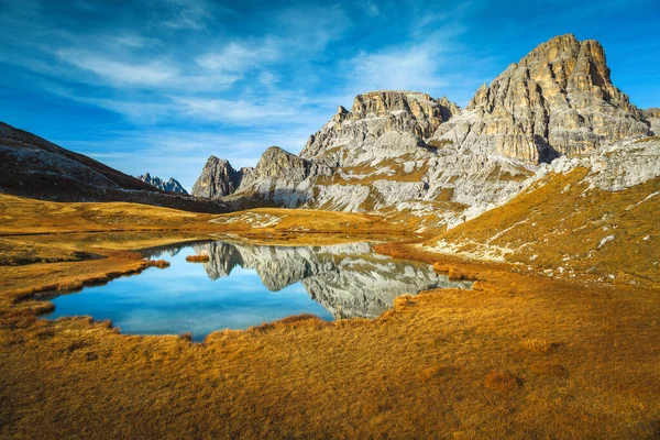 息をのむような山の湖ラゴデイPianiと高山の秋の風景 Tre Cime Lavaredoピーク ドロマイト イタリア ヨーロッパの近くの水の山の尾根の反射 — ストック写真