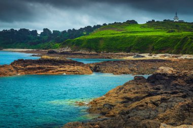 Ploumanach tatil köyü, Perros Guirec, Brittany, Fransa, Avrupa yakınlarındaki ünlü pembe granit sahili