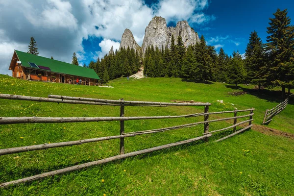 森の中の高い崖の近くにかわいい木造の家 ピアトラSinguratica ハスマスマーレ山 カルパティア ルーマニア ヨーロッパ — ストック写真
