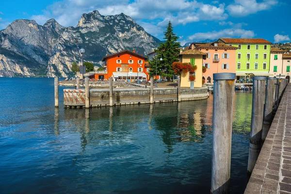 Bunte Gebäude Ufer Des Gardasees Kleiner Hafen Mit Fischerbooten Torbole — Stockfoto