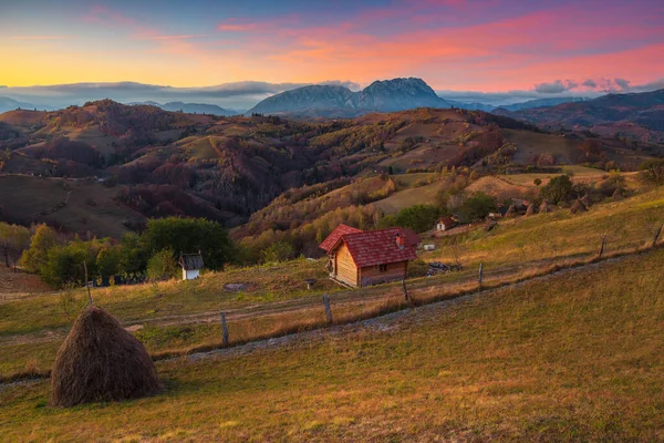 Schilderachtige Herfst Landelijke Landschap Met Tuinen Kleurrijke Lucht Bij Zonsopgang — Stockfoto