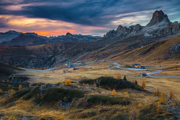 风景如画的秋天风景 山口和高高的悬崖峭壁 背景为著名的阿弗罗峰的帕索焦乌 意大利 — 图库照片