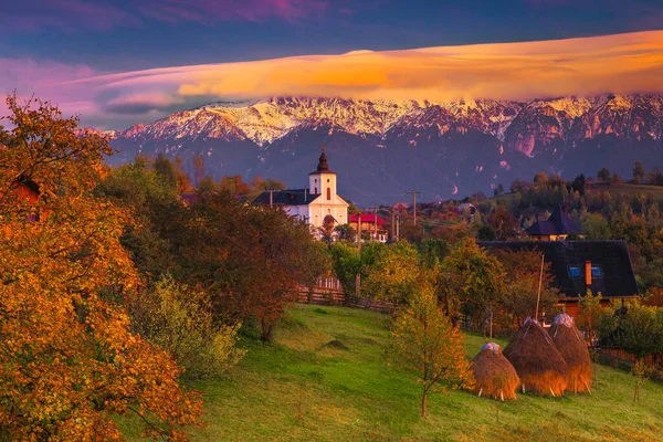 Lenyűgöző Őszi Vidéki Táj Alpesi Falu Gyönyörű Kertekkel Színes Lombhullató — Stock Fotó