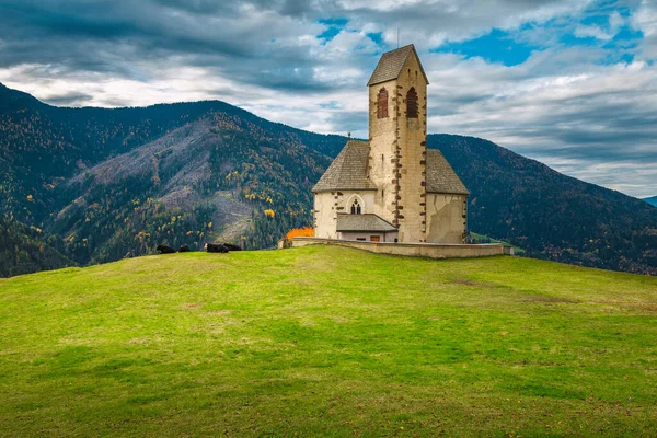 Atemberaubende Kirche Jakob San Giacomo Auf Der Grünen Wiese Alte — Stockfoto