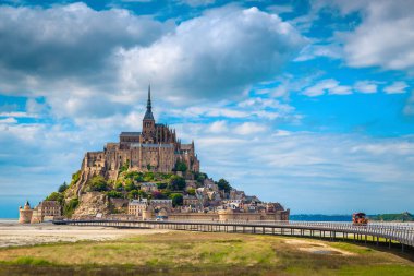 Kayalık adadaki Mont Saint Michel katedrali ve köprüdeki muhteşem yürüyüş yolu. Fantastik seyahat ve turistik konum, Normandiya, Fransa, Avrupa