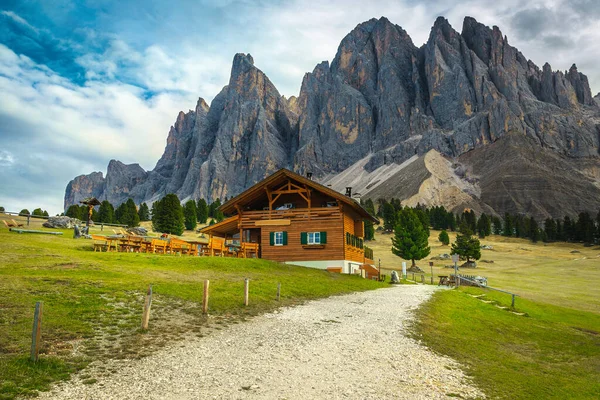 美丽的秋天高山风景 可爱的木制小屋 背景高山 Geisler Odle山脉群 Alto Adige Dolomites 意大利 — 图库照片