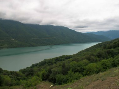 Göl Dağları ile ormanda.