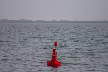 Denizde şamandıra.