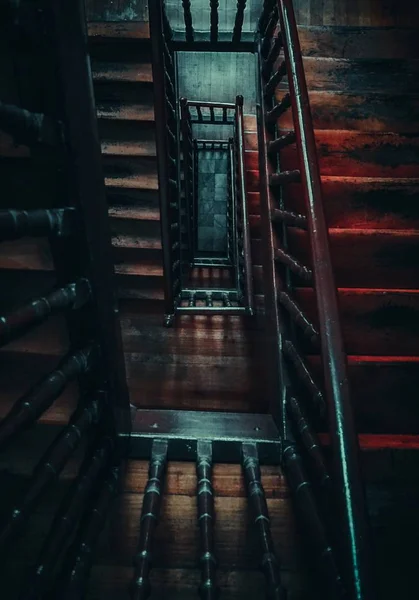 Eski merdivenler ve merdiven terk