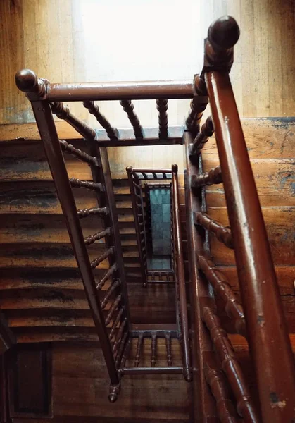 老和废弃的楼梯和台阶 — 图库照片