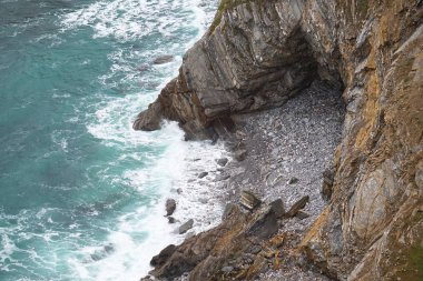 uçurum kıyılarında