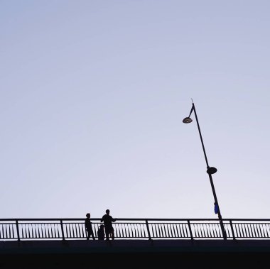                                Sokakta insanlar siluet