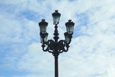                      Şehirdeki sokak lambası          