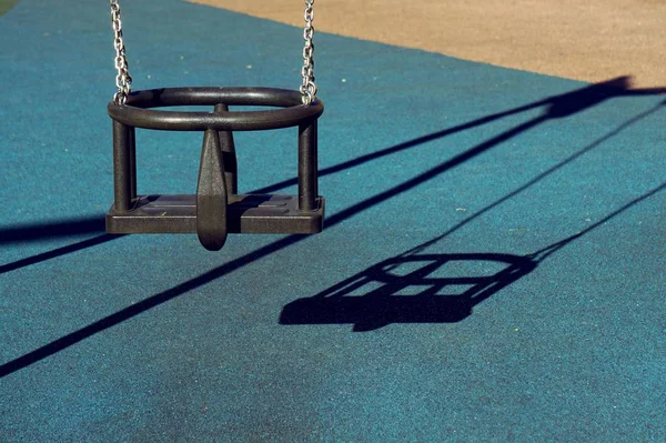 Swing Στην Παιδική Χαρά — Φωτογραφία Αρχείου