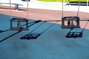 Oyun parkında sallan 