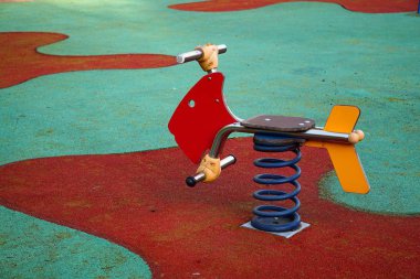 sokakta oyun alanında salıncak