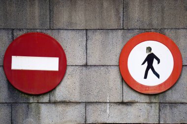 sokakta trafiğe kapalı trafik sinyali. Bilbao. İspanya.