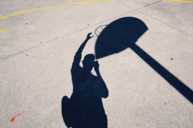 yerde adam gölge siluet