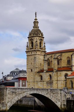                                Bilbao kentinde katedral mimarisi. İspanya