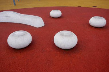                               sokakta renkli oyun alanı