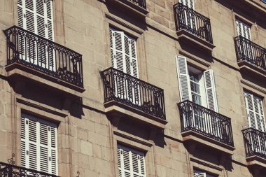 Binanın ön cephesinde pencere ve balkon var. Bilbao. İspanya.