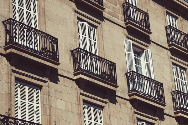Binanın ön cephesinde pencere ve balkon var. Bilbao. İspanya.