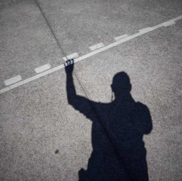 Σκιά Του Ανθρώπου Στο Έδαφος Στο Δρόμο — Φωτογραφία Αρχείου