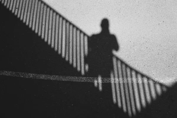 通りの地面に男の影のシルエット — ストック写真