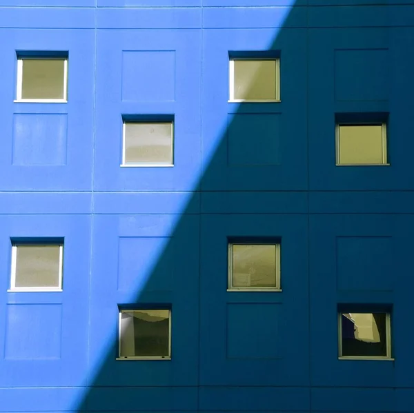 Παράθυρο Στην Πρόσοψη Του Μπλε Κτιρίου Μπιλμπάο Σπάνη — Φωτογραφία Αρχείου