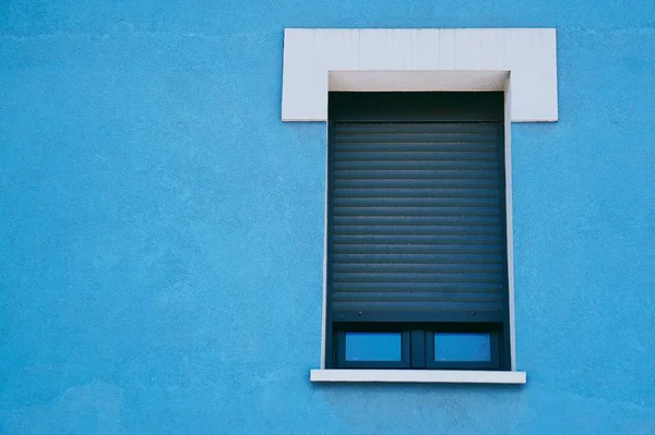 青い建物のファサードの窓 ビルバオだスペイン — ストック写真